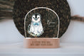 Load image into Gallery viewer, Acrylglas Nachtlicht mit süßem Pinguin und personalisierbarer Widmung auf dem Glas und Sockel aus Holz. Nachhaltig und das perfektegeschenk zur Taufe oder Weihnachten

