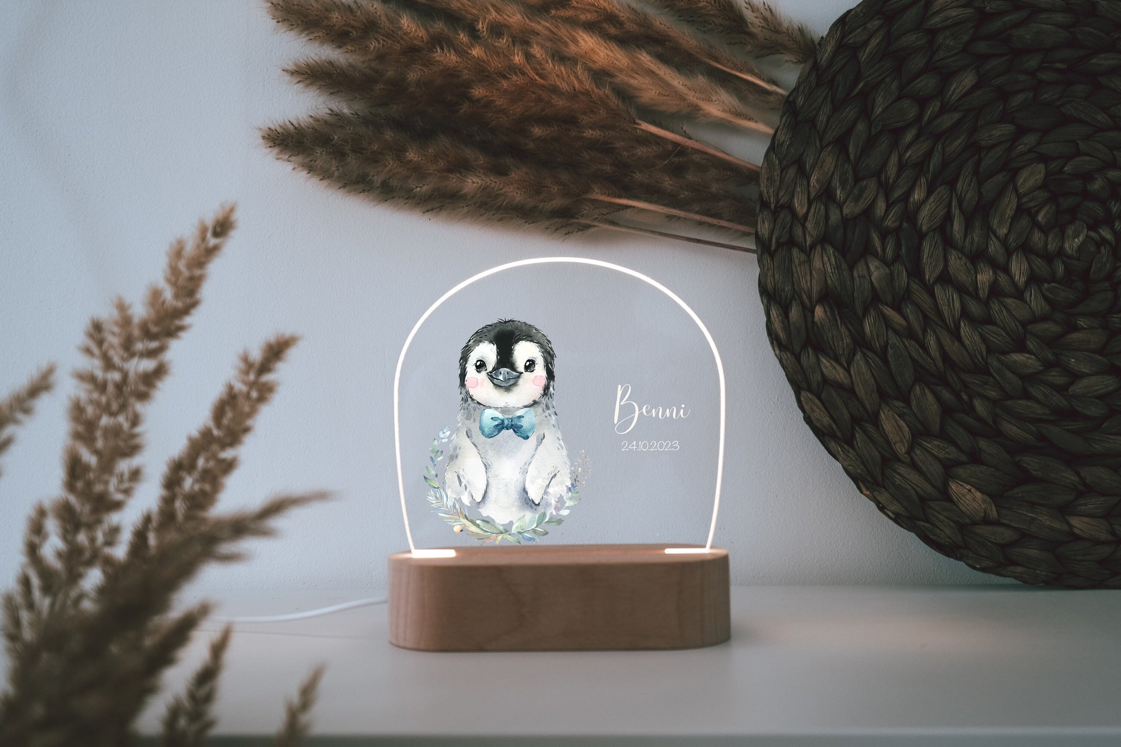 angeschaltetes Acrylglas Nachtlicht mit süßem Pinguin