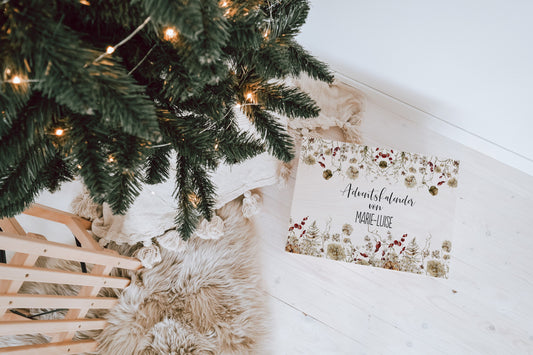 Vogelperspektive von Weihnachtskalender als Box mit weihnachtlichen Blumen/Pflanzenmotiven und eigener personalisierung &quot;Adventskalender von Marie-Luise&quot;