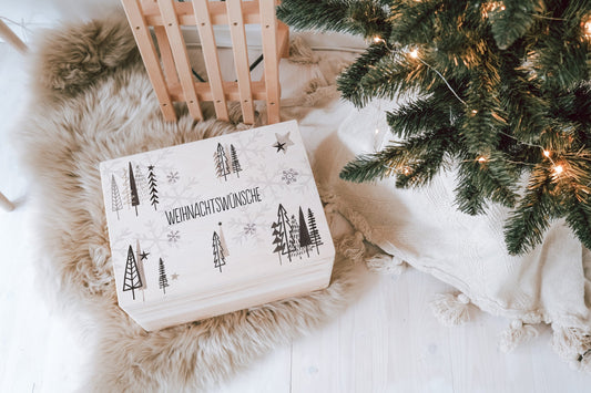 personalisierte Kiste für Adventskalender mit dem Namen des Kindes oder der Familie Adventszauber mit skandinavischen Tannenbäumen unter dem Weihnachtsbaum