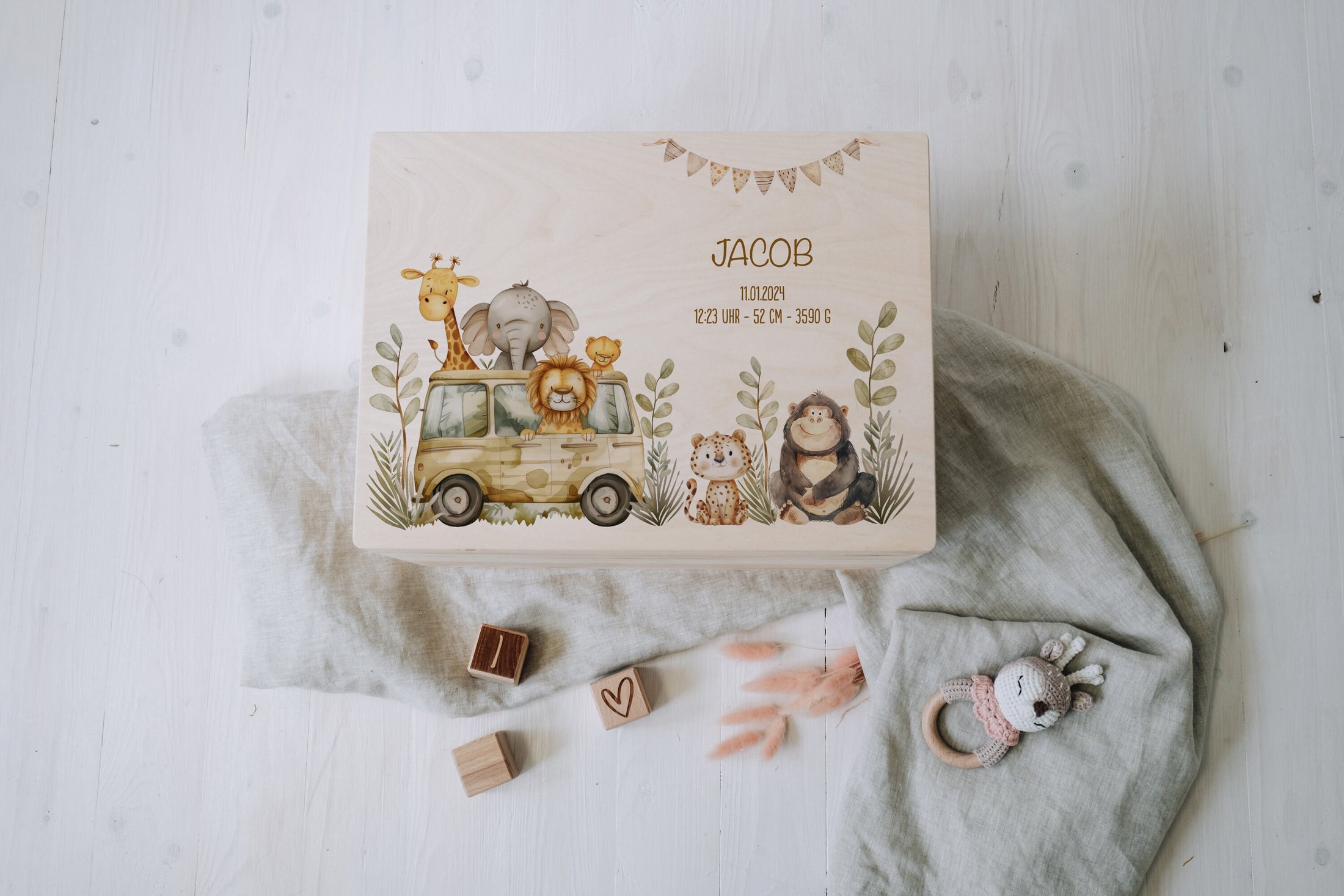 Personalisierte Erinnerungskiste mit tierischen Abenteurern | Zum aufbewahren und dekorieren | Geschenkidee zur Taufe oder Geburt by Woodlandkid - Baby - Boxes & Bins