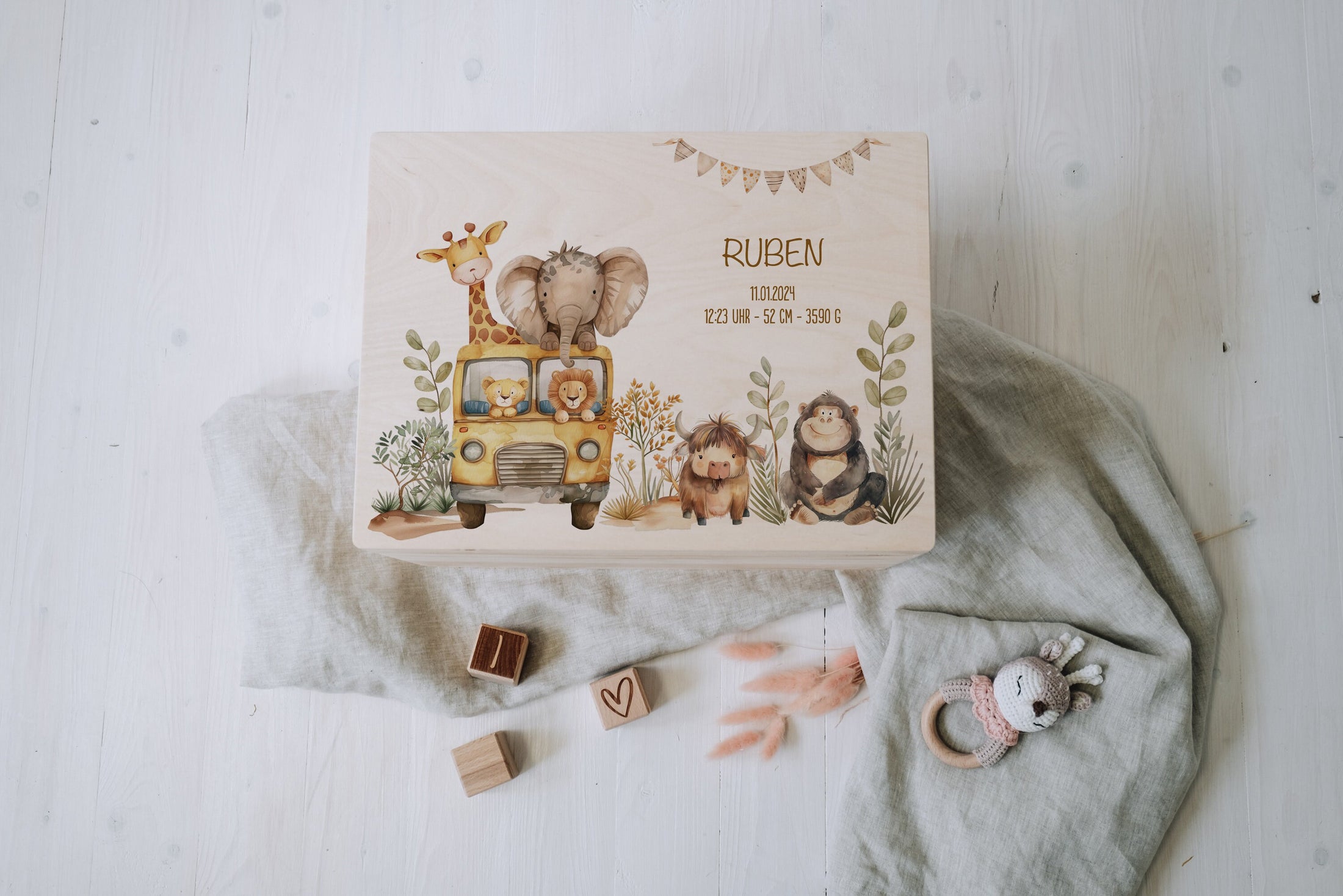 Personalisierte Erinnerungskiste mit tierischen Abenteurern | Zum aufbewahren und dekorieren | Geschenkidee zur Taufe oder Geburt by Woodlandkid - Baby - Boxes & Bins
