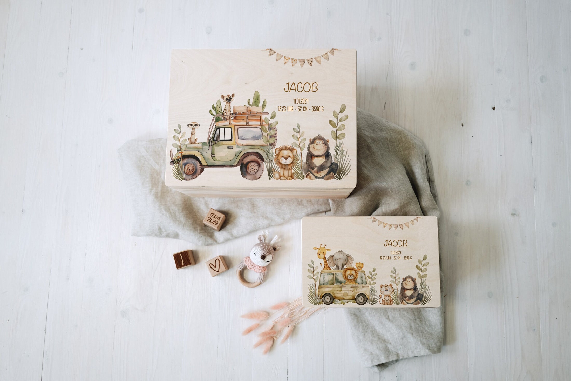 Personalisierte Erinnerungskiste mit tierischen Abenteurern | Zum aufbewahren und dekorieren | Geschenkidee zur Taufe oder Geburt by Woodlandkid - Baby - Boxes & Bins