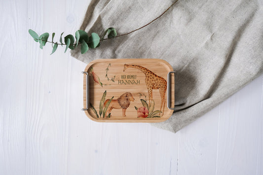 personalisierte Brotbox "Dschungel" aus Edelstahl mit Bambusdeckel | Brotzeit Dose mit bunten Dschungel Motiven | Breite Bügel für Kinder by Woodlandkid - Lunchbox - Lunch Bags & Boxes