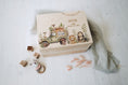 Bild in Galerie-Betrachter laden, Personalisierte Erinnerungskiste mit tierischen Abenteurern | Zum aufbewahren und dekorieren | Geschenkidee zur Taufe oder Geburt by Woodlandkid - Baby - Boxes & Bins
