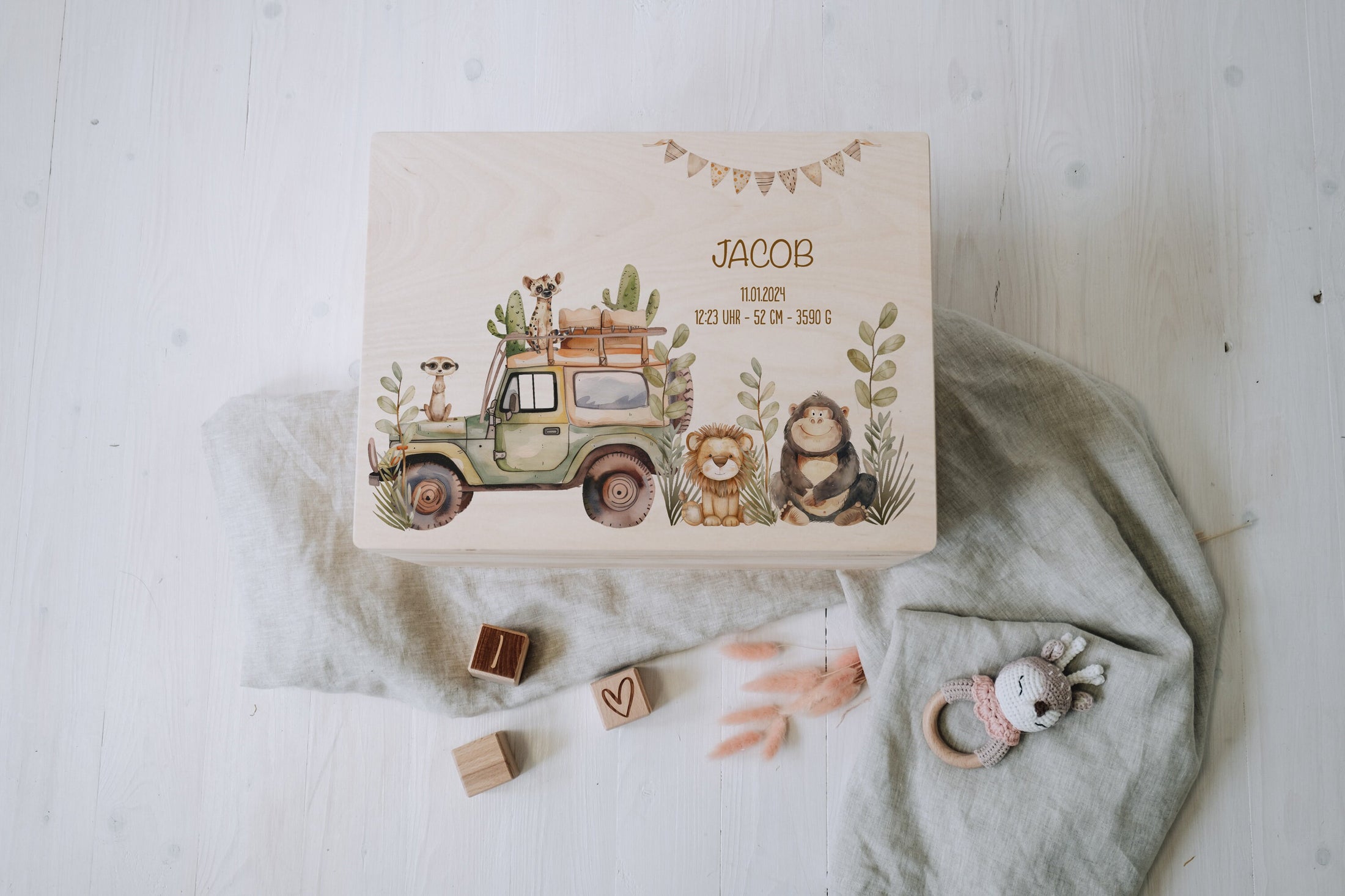 Personalisierte Erinnerungskiste mit tierischen Abenteurern | Zum aufbewahren und dekorieren | Geschenkidee zur Taufe oder Geburt by Woodlandkid - Baby - Boxes & Bins