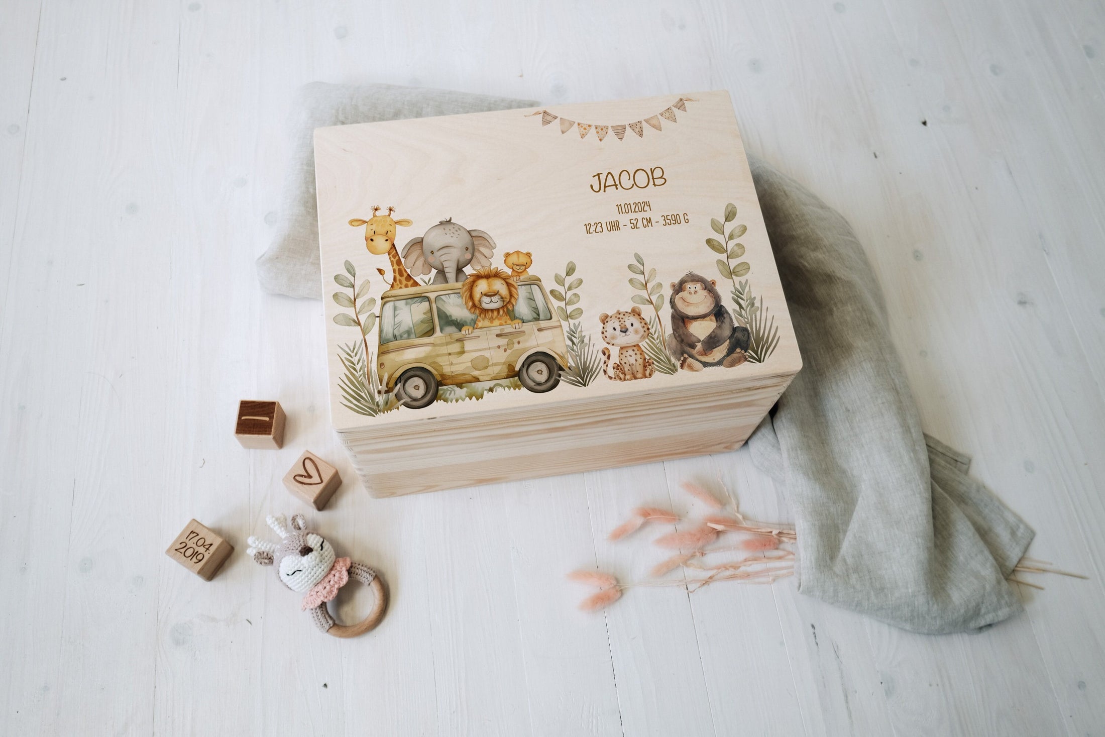 Personalisierte Erinnerungskiste mit tierischen Abenteurern | Zum aufbewahren und dekorieren | Geschenkidee zur Taufe oder Geburt by Woodlandkid - Baby - Boxes & Bins